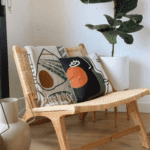 chaise de bois avec plante et coussin