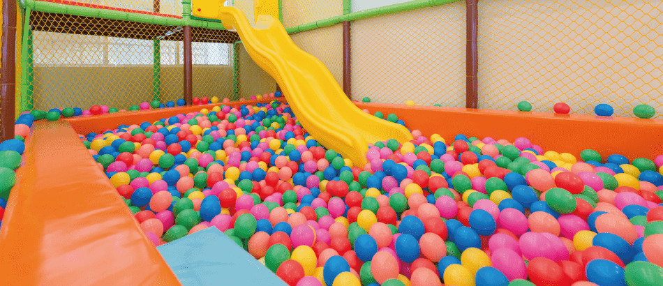 banniere-happy-fantasy piscine balle de jeux pour enfants avec balançoire jaune