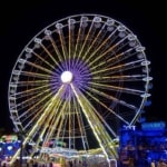 grand roue au parc d'attraction