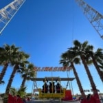 ciel bleu avec palmier et manège slingshot parc d'attraction