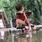 enfant sur un swing roller