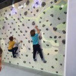 jeunes enfants escaladant